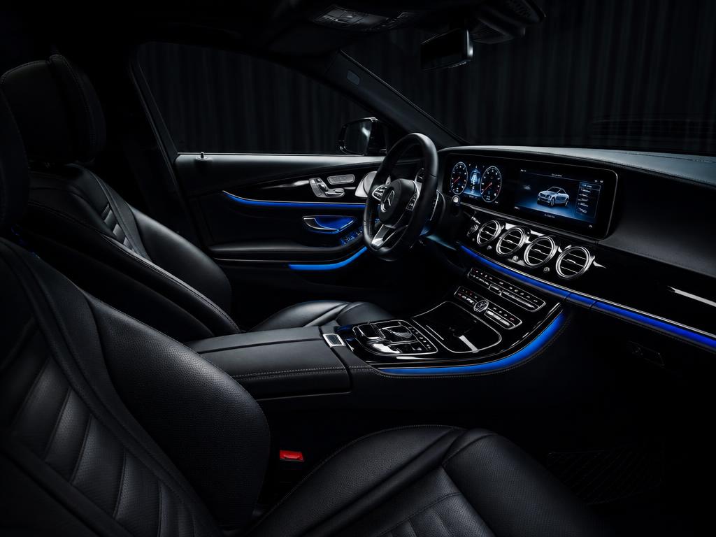 Interior de auto de lujo limpio con luces azules